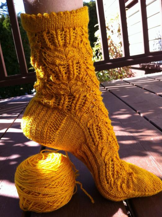 Do not know how to tie a sock with knitting needles? For beginner needlewomen, this is no longer a problem!