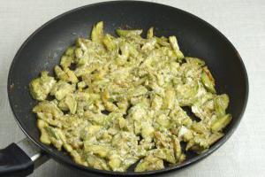 Zucchini in sour cream with garlic: several recipes