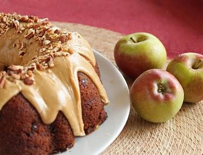cake with raisins and apples