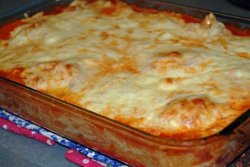 Delicious casserole from dumplings with sour cream sauce