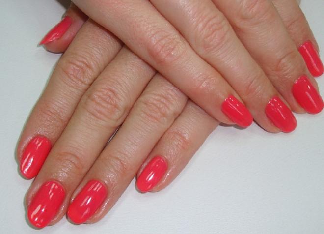How to apply shellac on the nails at home?
